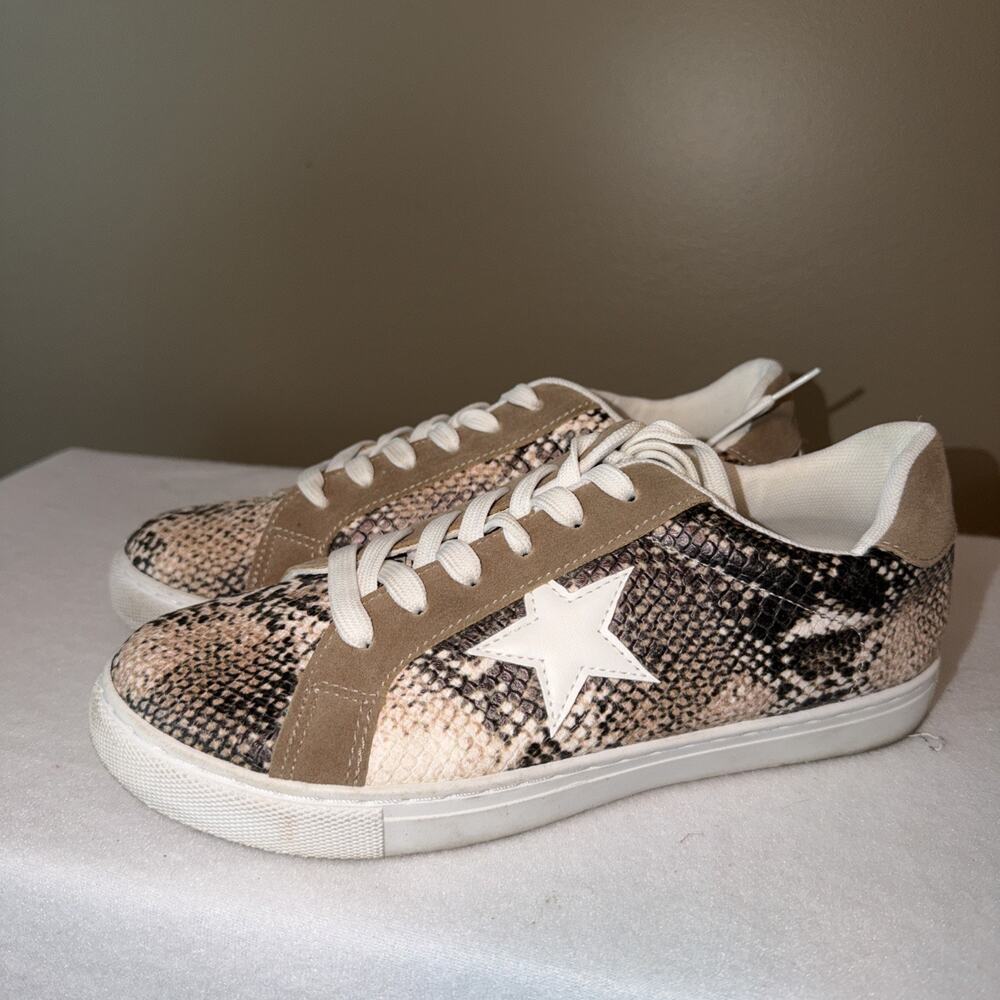 Women’s Pierre Dumas Snakeskin Pattern W/ Star Size 8